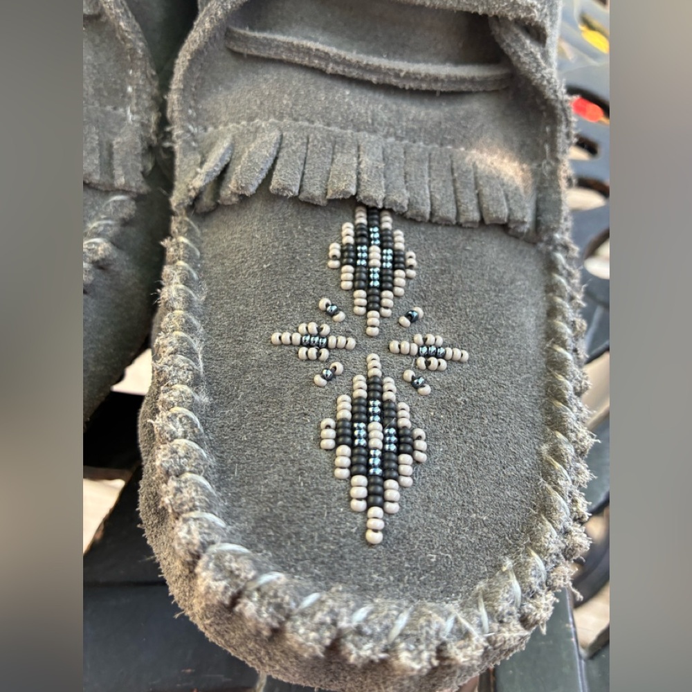 Manitoba Harvestor Gray Fringe Moccasin Boots fur Lining excellent preloved - Picture 8 of 11